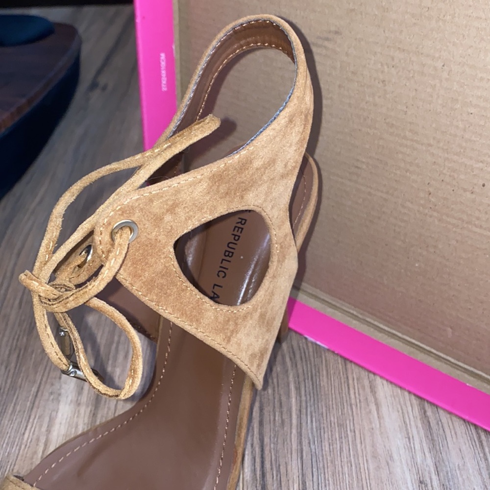 Chestnut heels - Picture 3 of 4